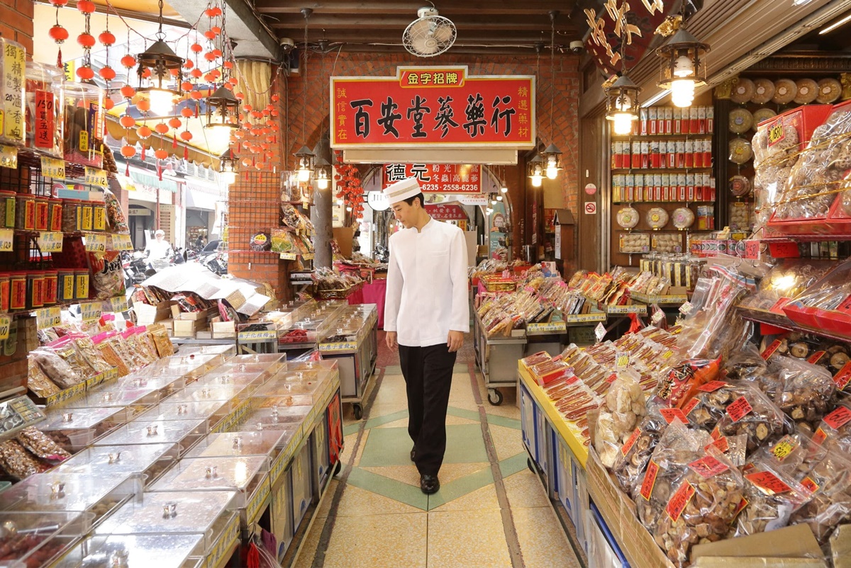 晶華酒店2024台北年貨大街以「年貨一條龍」為主軸，串聯網購、採買、享樂等過年必備三大元素、提供一條龍式的服務